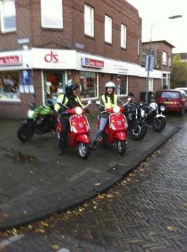 Geslaagde leerling bij de lesauto